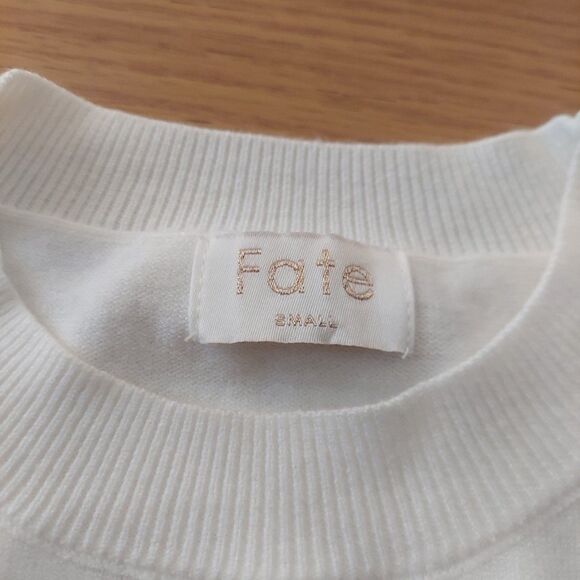 Fate White Sweatshirt With 3D Floral Applique Lace Sleeves Sz Small - Picture 3 of 9